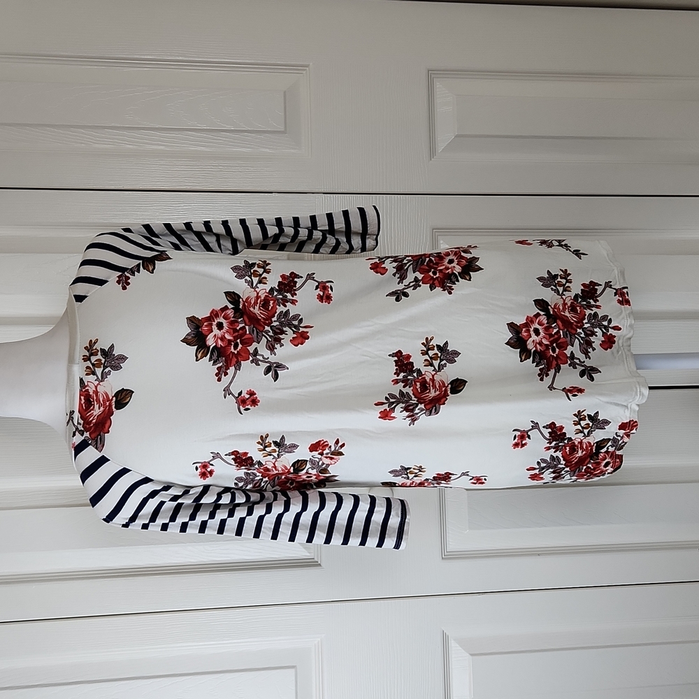 Floral and Striped tshirt, Size 12. So pretty 😍 - Picture 9 of 9